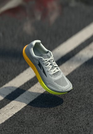 ESCALANTE RACER 2 - Utcai futócipők - gray/orage