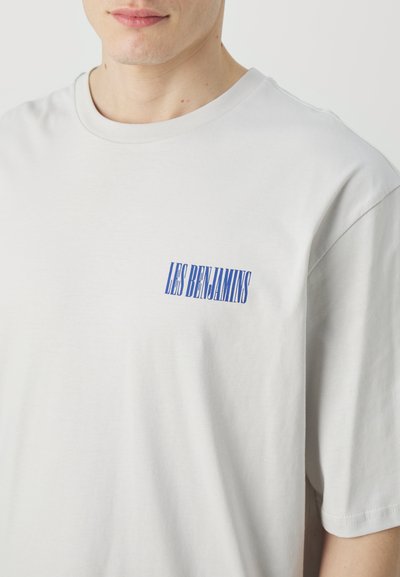 Les Benjamins OVERSIZED TEE UNISEX - Potiskana majica - light clay