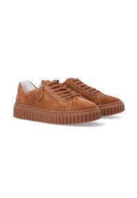 Braune Wildledersneaker mit einer klobigen Gummisohle, ausgestattet mit Schnürdesign, silbernen Ösen und einem Reißverschlussdetail an der Seite.