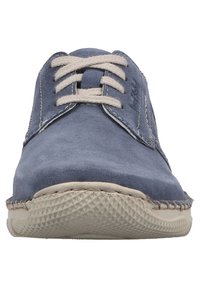Blaue Wildlederschuhe mit Schnürdesign, cremefarbenen Schnürsenkeln und strukturiertem Profil. Genähte Akzente entlang der Kante fügen ein markantes Detail hinzu.