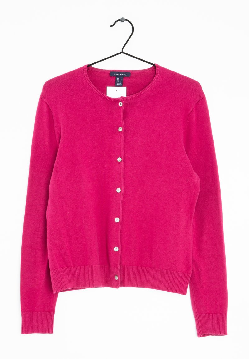 Světle růžový kardigan na knoflíky s dlouhými rukávy, žebrovanými manžetami a lemem, zavěšený na černém ramínku na bílém pozadí.