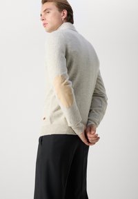 Barbour ESSENTIAL PATCH JUMPER - Trui - pearl