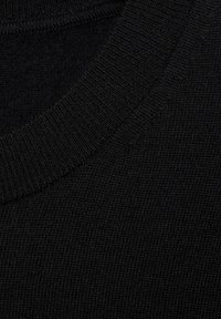 Tessuto di un maglione nero a maglia con scollatura a coste, caratterizzato da una texture liscia e un motivo di tessitura uniforme. Design semplice e classico.