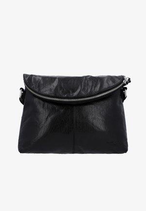 Bolso bandolera de cuero negro con una amplia solapa asegurada con una cremallera plateada, textura suave y correas laterales ajustables.