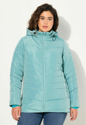 Veste isolante bleu clair avec capuche, dotée d'une texture matelassée horizontale, d'une fermeture éclair et d'un cordon de serrage ajustable au niveau du cou.