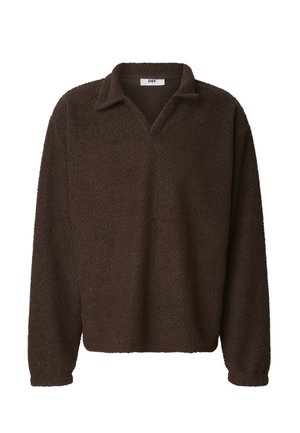 Dunkelbrauner Fleece-Pullover mit langen Ärmeln und Kragen, gefertigt aus weichem, strukturiertem Teddy-Stoff.