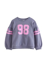 Grijze sweatshirts met lange pofmouwen, voorzien van roze cijfers "98" op de voorkant en een bijpassende streep op elke mouw. Zachte textuur, casual ontwerp.
