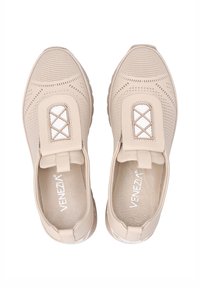 Béžové bačkůrky na slip-on s texturovaným síťovaným svrškem, detaily v křížovém švu a elastickými akcenty. Polstrovaný interiér a flexibilní podrážka.