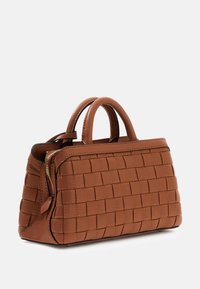 Sac à main en cuir marron avec texture tissée, forme rectangulaire, poignées supérieures et fermeture à glissière. Présente des coutures discrètes et une finition lisse.