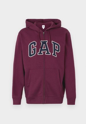 Bordeauxfarbener Kapuzenpullover mit Reißverschluss und einer vorderen Tasche, mit einem großen "GAP"-Logo in Weiß und Marineblau über der Brust. Glattes Material, verstellbare Kapuze.
