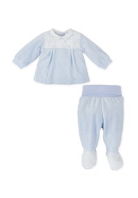 Conjunto de dos piezas en azul claro que incluye una blusa de manga larga con un canesú a rayas y pantalones a juego con puños a rayas y cubre pies. Tela suave.