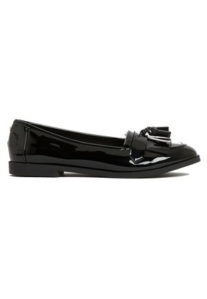 Schwarzer flacher Loafer aus Lackleder mit Quasten und Fransenverzierung oben, ausgestattet mit kleinem Absatz und abgerundetem Zehenbereich.