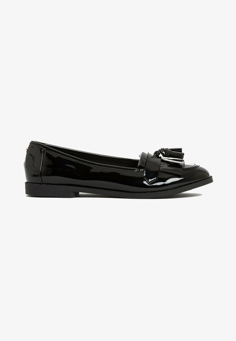 Mocassin plat en cuir verni noir avec pampilles et détails en franges sur le dessus, doté d'un petit talon et d'un bout arrondi.