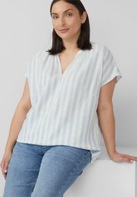 Haut léger à manches courtes avec rayures bleu pâle et blanches, doté d'une coupe décontractée et d'un col en V. Tissu à texture douce, design décontracté.