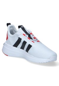 Baskets de sport blanches avec tige en mesh, trois rayures noires, accents rouges et semelle intermédiaire Cloudfoam. Dotées d'un col rembourré et de lacets réglables.