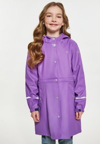 Lila esőkabát kapucnival, patentos gombokkal és fényvisszaverő csíkokkal az ujjakon. Vízálló anyagból készült, passzos derekú kialakítással.