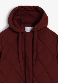 Bordeaux gewatteerde jas met capuchon, voorzien van een diamantpatroon stiksel en voorstrikjes. Label met "SCALPERS" binnen de kraag.