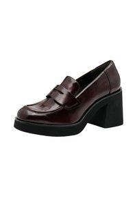 Mocasines de cuero burdeos con tacón bloque, que presentan una puntera redondeada, detalles de costura y una correa decorativa con un pequeño lazo. Suela de plataforma negra.