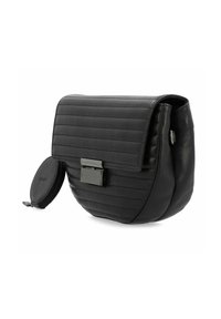 Borsa crossbody in pelle nera con texture trapuntata, patta rettangolare, chiusura in metallo argentato e una pochette rotonda removibile.