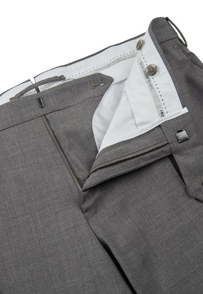 Grijze op maat gemaakte broek met een ritssluiting, knoopsluiting en een witte binnenvoering. Heeft een stijlvolle textuur en een subtiel geweven patroon.