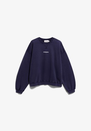 Dunkel marineblaues Sweatshirt mit langem Arm und Rundhalsausschnitt, mit gerippten Bündchen an den Ärmeln und am Saum, vorne mittig ein kleiner weißer Schriftzug "ARMEDANGELS Since 2007".
