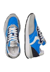 Sneakers blu e grigi caratterizzati da un mix di materiali scamosciati e nylon, con una suola bianca, lacci e modelli di cucitura distintivi.