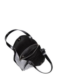 Borsa a tracolla in pelle ecologica nera con due manici lunghi. Tasche interne con zip e aperte, foderata in morbido tessuto nero. Forma strutturata, finitura lucida.