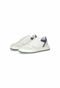Sneaker in pelle bianca con accenti blu navy, punta arrotondata e dettagli perforati. Presenta lacci piatti e una suola in gomma a contrasto.
