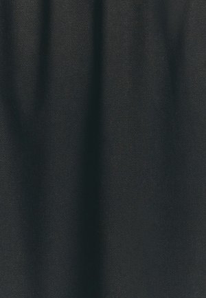 Schwarzer, strukturierter Stoff mit einem gewebten Muster, das eine matte Oberfläche und ein leicht zerknittertes Aussehen aufweist, was auf flexible Bewegungsfreiheit hinweist.