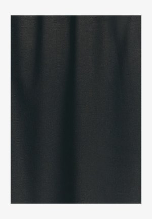 Juodas tekstūruotas audinys su audiniu raštu, turintis matinį paviršių ir šiek tiek raukšlėtą išvaizdą, rodantis lankstų judėjimą.