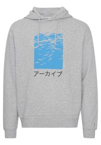 Grå hættetrøje lavet af bomuldsblanding, med et blåt rektangulært grafik af vandbølger og sort japansk tekst nederst. Frontlomme inkluderet.