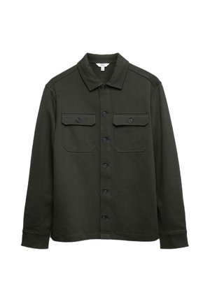 Camisa verde oscura de botones hecha de una tela suave, con un cuello clásico, dos bolsillos en el pecho y botones negros. Mangas largas.