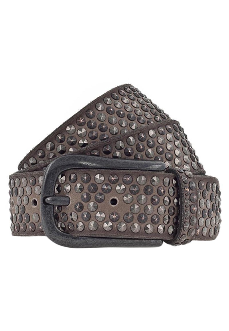 Cinturón marrón con tachuelas, con una correa de cuero ancha, que presenta tachuelas metálicas de varios tamaños y una hebilla rectangular de metal negro.