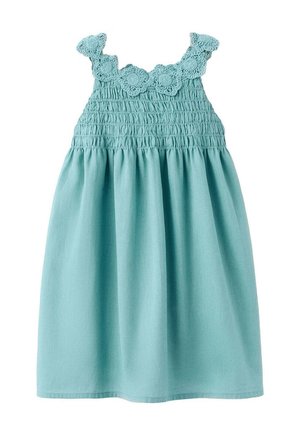 Robe bleu clair sans manches pour tout-petit avec corsage smocké et détails de fleurs au crochet sur les bretelles et l'encolure.