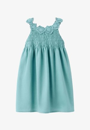 Hellblaues ärmelloses Kleinkindkleid mit gerafftem Oberteil und Häkelblumen-Verzierungen an den Schulterträgern und am Ausschnitt.
