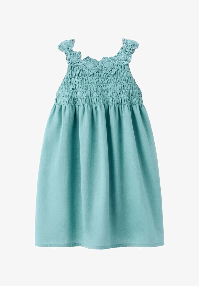 Robe bleu clair sans manches pour tout-petit avec corsage smocké et détails de fleurs au crochet sur les bretelles et l'encolure.