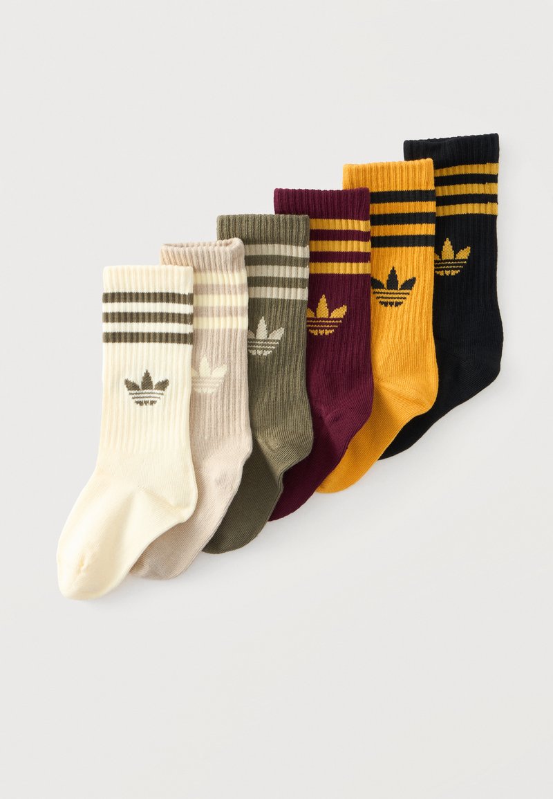 Έξι κάλτσες Adidas crew σε κρεμ, μπεζ, λαδί, μπορντό, μουσταρδί κίτρινο και μαύρο, η καθεμία με ρίγες και το λογότυπο trefoil κοντά στο λάστιχο.