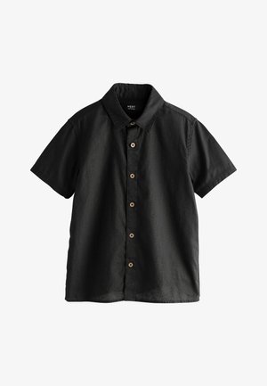 Chemise noire en lin à manches courtes avec un col pointu et cinq boutons marron clair sur le devant.