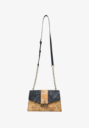Bandolera con correa negra ajustable y cadena dorada, con un estampado de mapa antiguo del mundo en tonos beige, negro y verde, y cierre de metal.