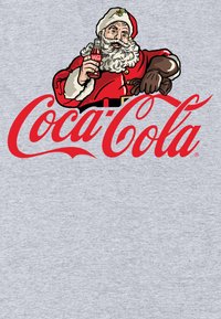 Tričko s logem Coca-Cola, na kterém je kreslený Santa Claus v červeném oblečení s bílým kožíškem, držící láhev, na šedém pozadí.