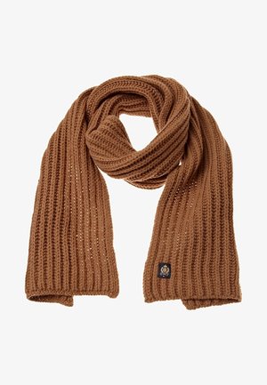 Écharpe en laine brune tricotée avec un motif côtelé, bouclée de manière lâche avec une petite étiquette de marque noire et dorée cousue près d’une extrémité.