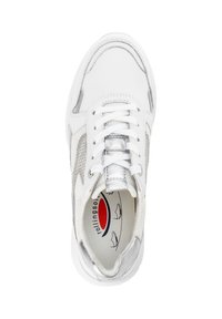 Witte sneaker met textuur-mesh zijkanten. Heeft een zilveren accent op de tong en veterogen. Rond neusontwerp, rubberen zool en logo aan de binnenkant.
