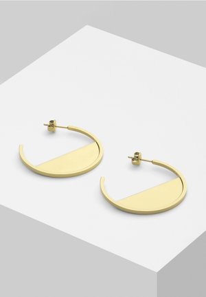 Par guld halv-øreringe med et solidt halvcirkeldesign og postlukninger på en hvid overflade.