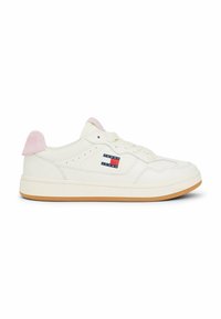Sneaker bianca con una superficie liscia simile alla pelle, con una linguetta sul tallone rosa, suola in gomma beige e il logo "Tommy Jeans" in rosso, bianco e blu sul lato.