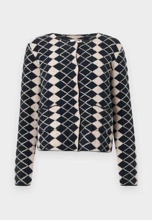 Cardigan de punto de patrón de diamantes en negro y beige, con mangas largas y bolsillos frontales, exhibido sobre un fondo blanco.