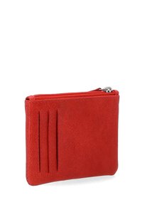 Červená kožená peněženka se zipovým uzávěrem, na jedné straně tři přihrádky na karty a hladká textura. Kompaktní obdélníkový tvar.