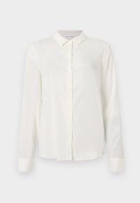 Blouse blanche à manches longues en tissu lisse, avec un devant à boutons et un col classique, dotée d'un ourlet légèrement arrondi et de poignets.
