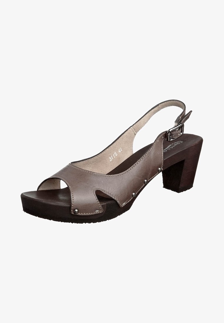 Sandale à bride arrière ouverte en cuir marron avec boucle, talon bloc en bois et clous métalliques décoratifs sur les côtés.
