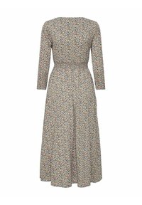 Robe à manches longues, longueur cheville, avec une taille cintrée, présentant un petit motif floral multicolore sur un fond clair.