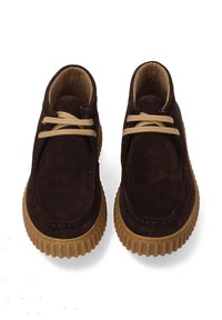 Braune Wildlederschuhe mit abgerundetem Zehenbereich, beigen Schnürsenkeln und einer strukturierten Gummisohle. Verfügt über Kontrastnähte entlang der Kante.